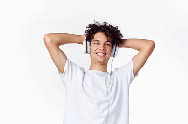 Bouclé gars dans casque écoute musique émotions divertissement — Photo