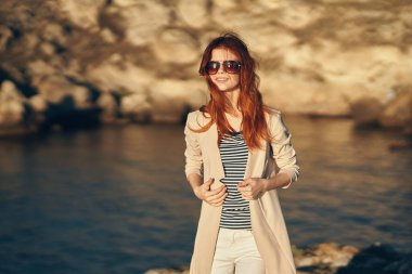 Doğada gezgin gözlüklerle dağlarda ve bir süveter içinde