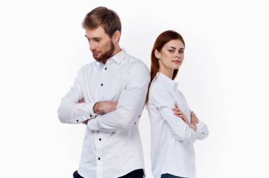 Beyaz gömlekli adam ve güzel kadın iletişim arkadaşları aile personeli.