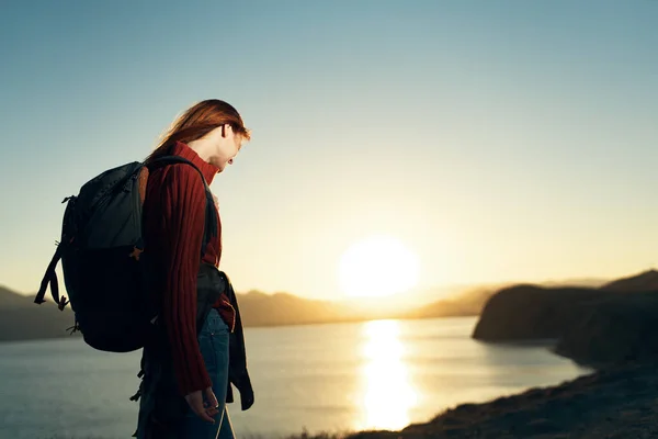 Жінка туристка з рюкзаком на природі ландшафтний захід сонця — стокове фото