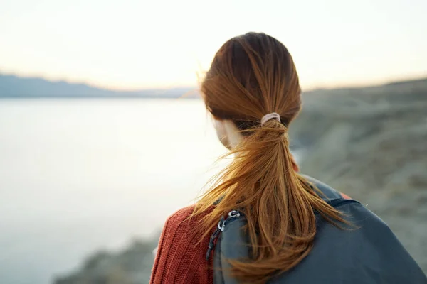 Donna escursionista va in vacanza vicino al mare in montagna vista posteriore — Foto Stock