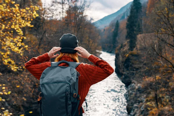 Femme voyage dans les montagnes rivière automne forêt liberté — Photo