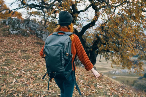 Woman hiker backpack nature autumn forest travel — Stock Photo, Image