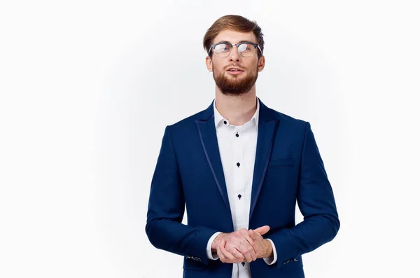 Uomo in giacca blu e occhiali camicia leggera gesticolando con le mani — Foto Stock