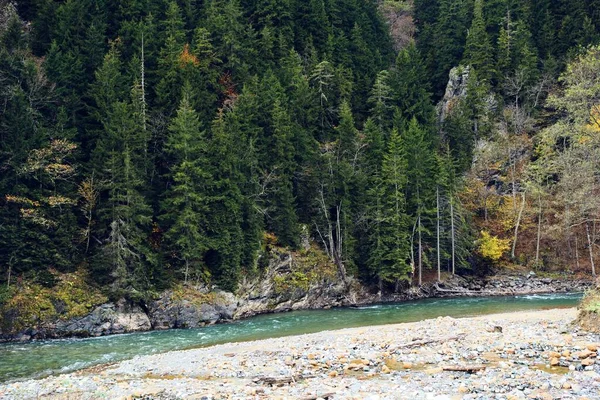 Montagnes rivière paysage automne voyage beauté air frais — Photo