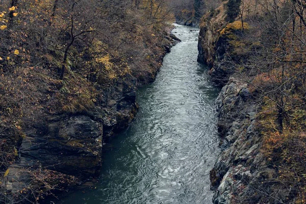 Montagne rocciose fiume natura vista dall'alto viaggio aria fresca — Foto Stock