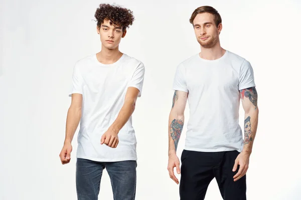 Dos amigos divertidos en camisetas blancas riendo emociones positivas —  Fotos de Stock