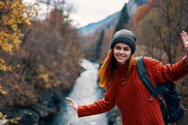 Alegre mujer excursionista en el puente cerca de las montañas del río viaje naturaleza — Foto de Stock