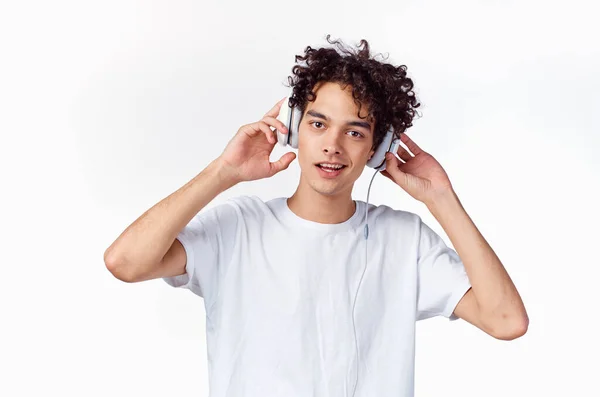 Fröhlicher Typ mit Kopfhörern hört Musik Emotionen Freude abgeschnittene Ansicht — Stockfoto