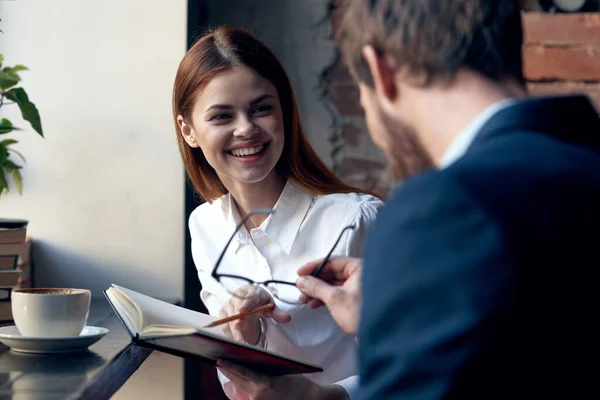 Compañeros alegres sentados en un café profesionales de la comunicación desayuno — Foto de Stock