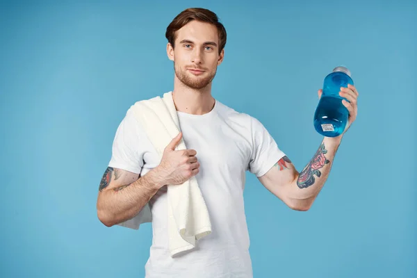 Спортсмен у білій футболці тренування зі здоров'ям пляшки для води ізольований фон — стокове фото
