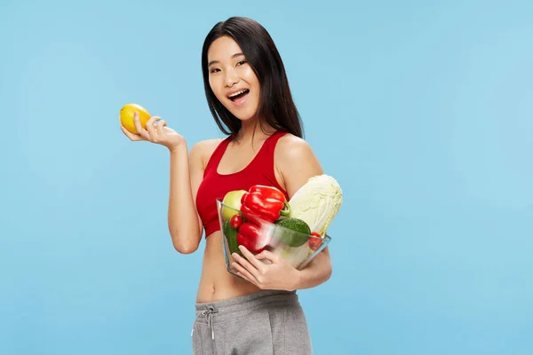 Schlanke asiatische Frau Teller mit Gemüse gesunde Ernährung — Stockfoto