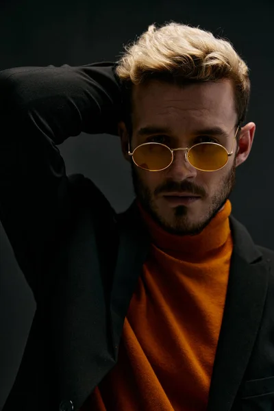En fashionabel man med glasögon och en orange tröja jacka trend för höstsäsongen — Stockfoto