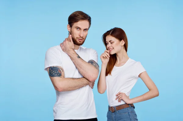 Jovem casal em branco t-shirt moda moderno estilo azul fundo — Fotografia de Stock