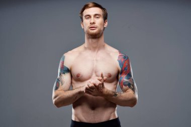 Atletik Adam ve Vücut Geliştirici Fitness Kas Dövmesi Modeli