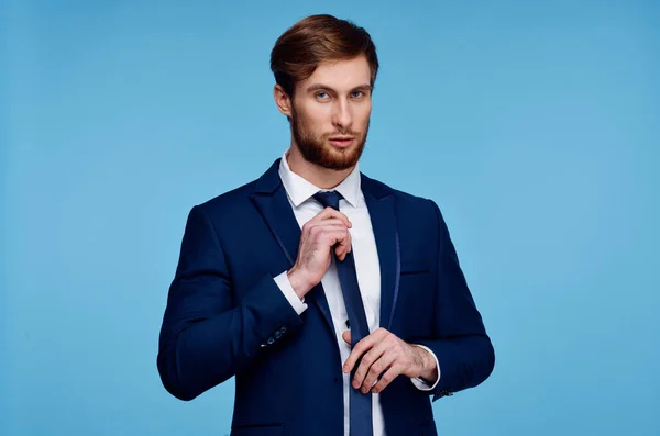 Muž v obleku narovnává svou kravatu sebevědomí módní obchodník — Stock fotografie
