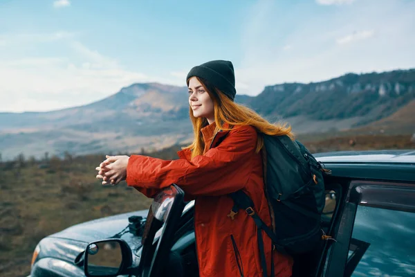 Mujer excursionista en las montañas naturaleza paisaje modelo turismo mochila coche — Foto de Stock