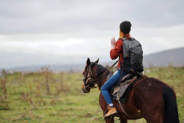 Mujer excursionista con mochila a caballo viaje libertad — Foto de Stock