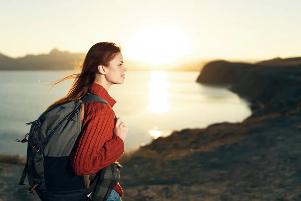 Donna con zaino all'aperto viaggi avventura attiva per il tempo libero — Foto Stock