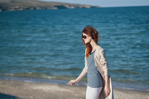 Woman on the sea in the mountains on the beach and sand waves landscape model — Stock Photo, Image