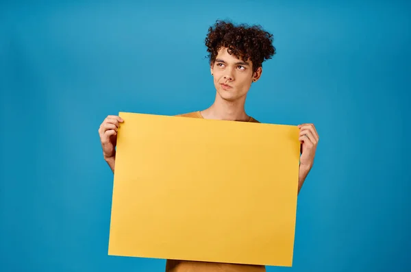 노란 날카로운 광고 카피 스페이스 블루 배경을 가진 웃기는 곱슬머리 남자 — 스톡 사진