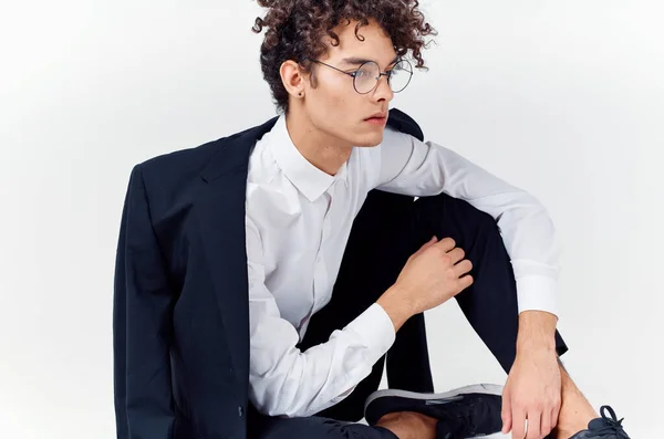 Pria keriting kacamata rambut dan jaket fotografi model studio latar belakang cahaya — Stok Foto