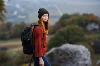 Kadın otostopçu sırt çantası seyahat manzarası macerası