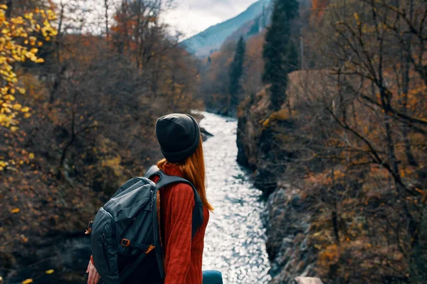 Femme randonneur avec sac à dos près de la rivière montagnes automne forêt Voyage — Photo