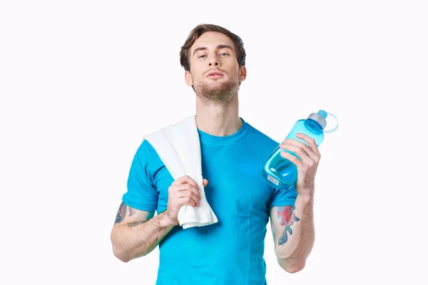 Uomo in blu t-shirt bottiglia tenuta fitness vista ritagliata — Foto Stock