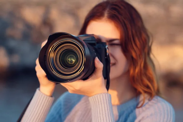 ผู้หญิงที่มีกล้องมืออาชีพกลางแจ้งในมุมมองด้านหน้าภูเขา — ภาพถ่ายสต็อก