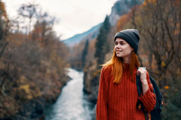 Mulher caminhante na floresta de outono perto das montanhas do rio viajar — Fotografia de Stock