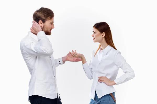 彼女の手でシャツのジェスチャーで若い男の従業員のパートナーを見ている女性 — ストック写真