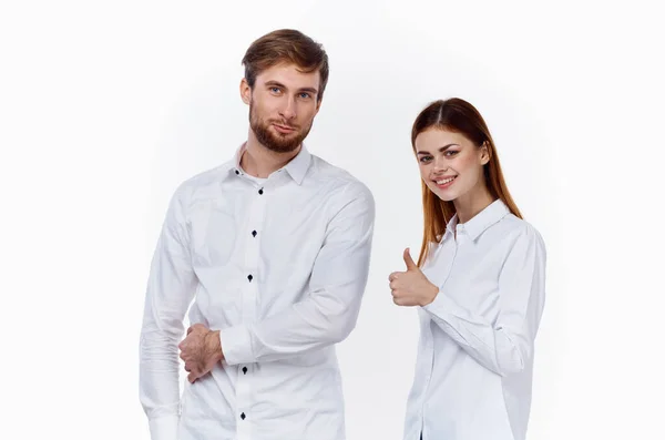 Empregados de finanças de negócios no trabalho homem e mulher em camisas idênticas — Fotografia de Stock