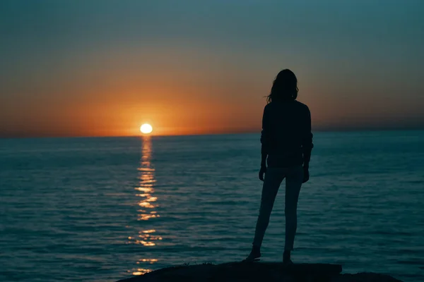 Frau bei Sonnenuntergang Meer Silhouette am Ufer und Strand Himmel — Stockfoto