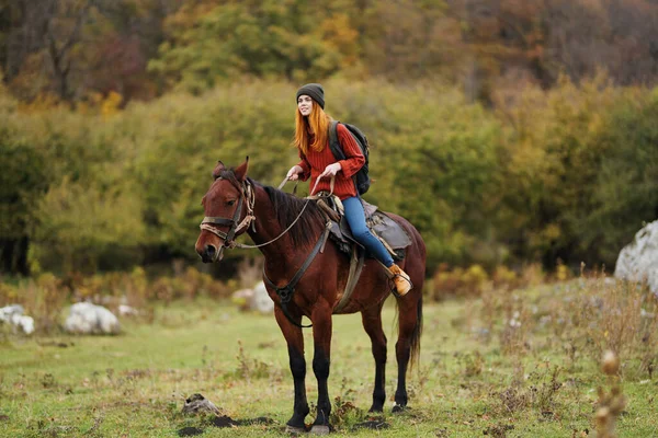 Žena na koni venku čerstvý vzduch cestování krajina — Stock fotografie