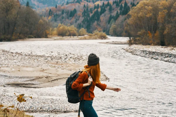 Mujer excursionista mochilero por el río en las montañas en otoño modelo de viaje — Foto de Stock