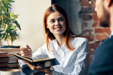 İş adamı ve kadın lokantada kahvaltı haberleşmesi yapıyorlar.