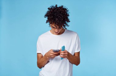 Kıvırcık saçlı, saç taraklı, duygusal yaşam tarzı olan bir adam.