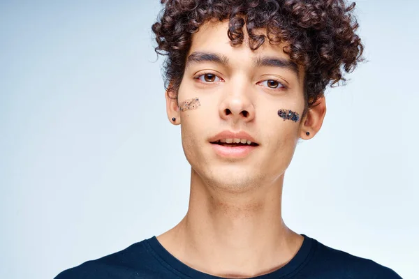 Uomo allegro con cosmetici per capelli ricci sulla pelle pulita del viso — Foto Stock