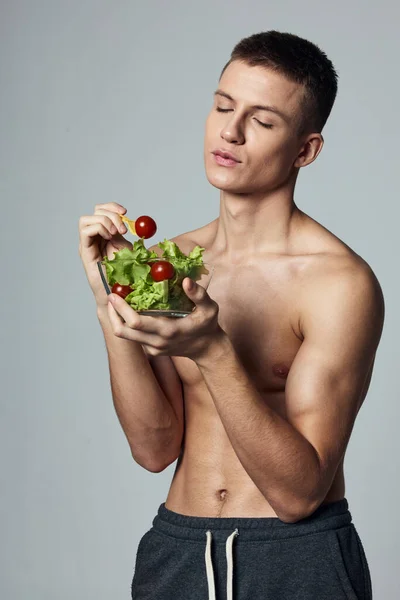 Спортсмен с тарелкой салата здоровой пищи образ жизни тренировки изолированный фон — стоковое фото