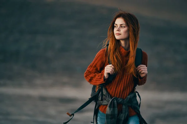 Bonita mujer viaje senderismo mochila en su espalda y suéter rojo —  Fotos de Stock
