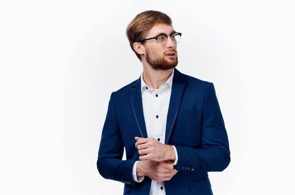 Hombre en una chaqueta azul y gafas camisa ligera gestos con sus manos — Foto de Stock