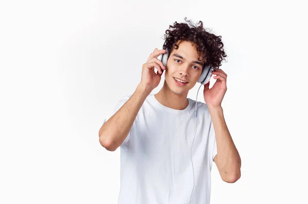 Χαρούμενος τύπος με ακουστικά ακούει μουσική συναισθήματα χαρά περικοπή άποψη — Φωτογραφία Αρχείου