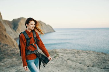 Sırt çantalı kadın manzara turizmi macera dolu deniz modeli 