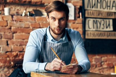 Kahveci, kahve siparişi kabul servisi profesyonel işi.