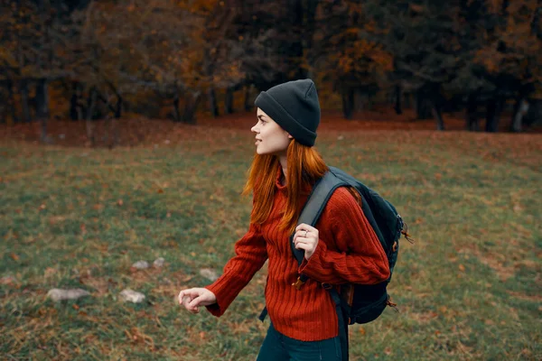 Femme avec sac à dos sur son dos randonnée chapeau pull modèle — Photo