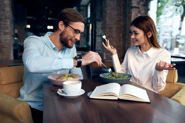 Alegre jovem casal no café café da manhã trabalho colegas estilo de vida — Fotografia de Stock