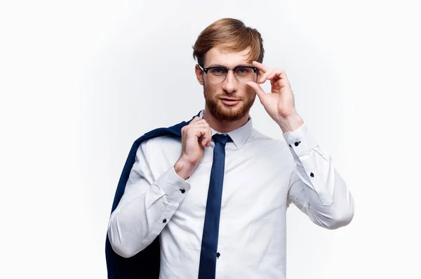 Un hombre con una camisa con una chaqueta en las manos gerente de finanzas — Foto de Stock