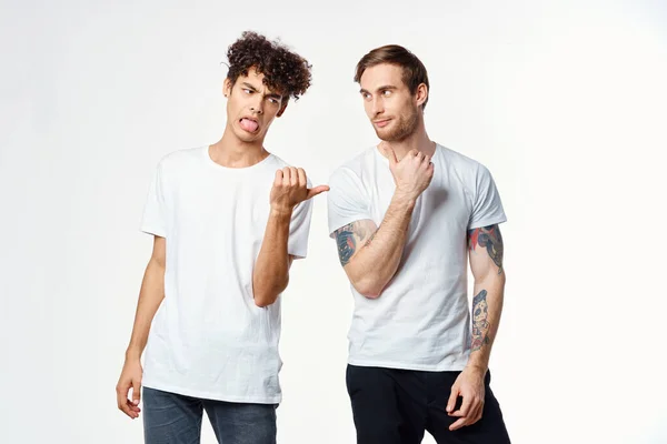 Двоє веселих друзів у футболках стоять поруч — стокове фото