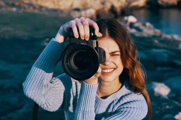 Wesoła kobieta turysta z aparatem w przyrodzie dla profesjonalistów góry podróże — Zdjęcie stockowe